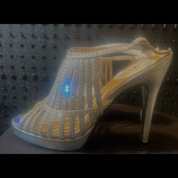 Women’s high heels diamond rhinestone slip ons good condition size 7 silver !E - Picture 2 of 3